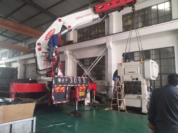 進口yamada高速沖床吊裝搬運